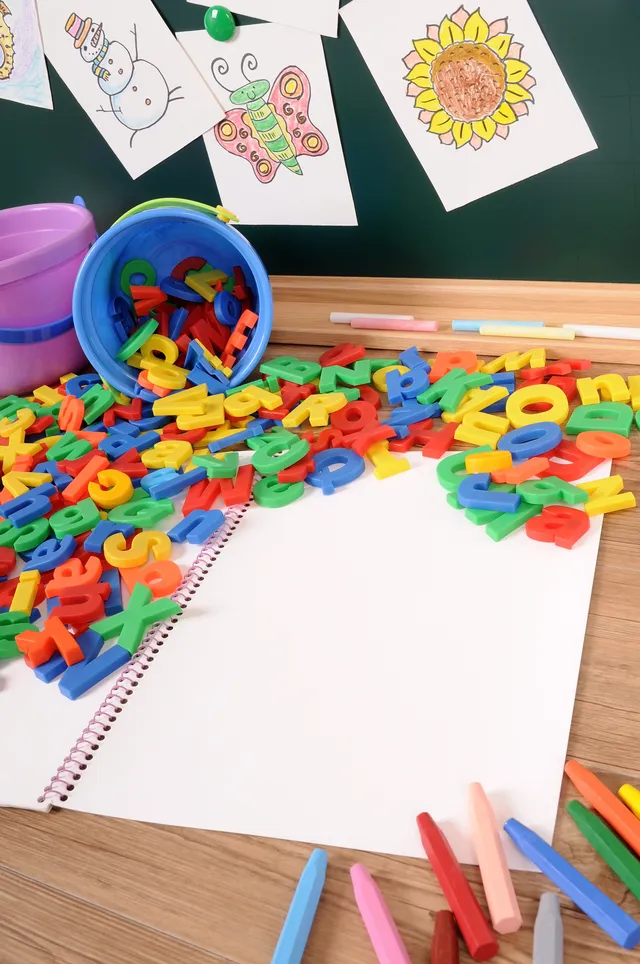 Renkli parçaları birleştirerek çalışan bir çocuğun elleri